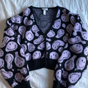 Stickad kofta - Kofta från h&m. Jättefint skick, knappt använd.