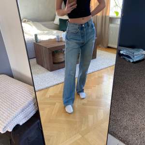 Säljer dessa low waist jeans från zara då de är för stora för mig, stl 40 men herr så kan upplevas lite större. Svinsnygga men somsagt stora :( 