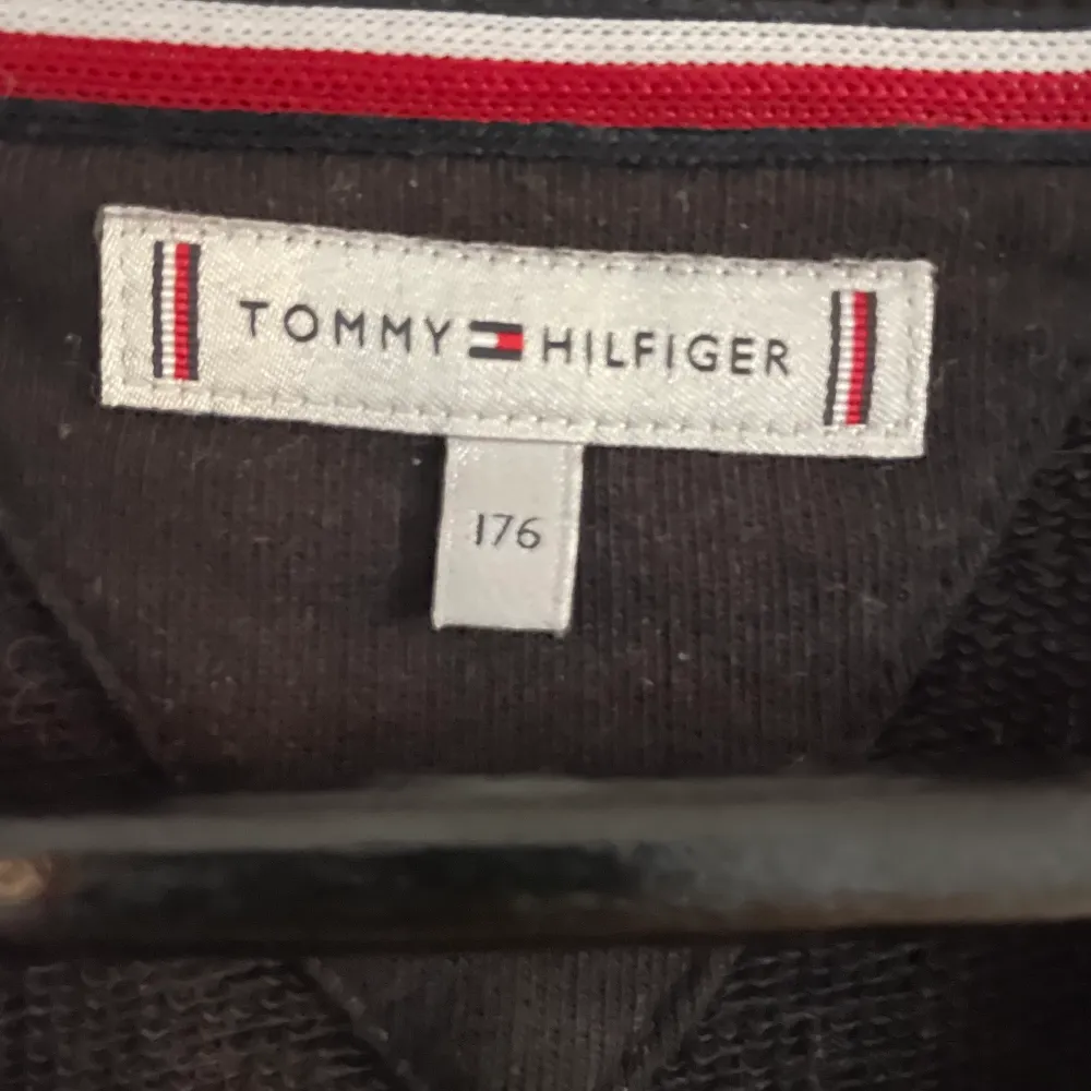 En sweatshirt från Tommy hillfiger i mycket bra skick. Tröjor & Koftor.