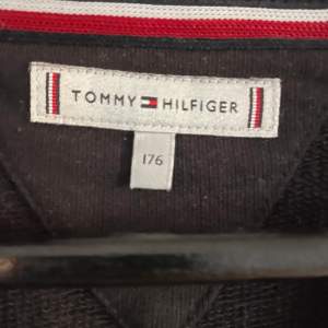 En sweatshirt från Tommy hillfiger i mycket bra skick