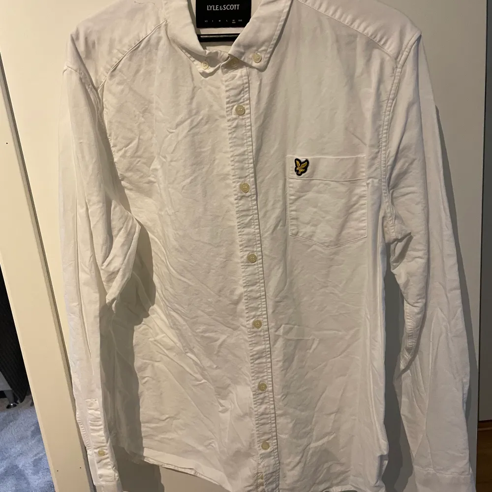 Säljer åt min sambo. Snygg Lyle & Scott skjorta som endast är provad. Priset är inkl. frakt.. Skjortor.