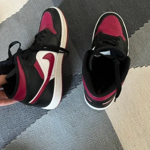 Jordan 1 mid bred toe - Liten skavank på höger fram inget direkt märkbart, annars bra skick 
