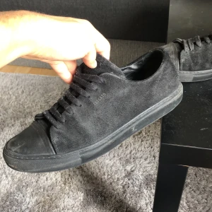 Arigato skor - Säljer ett par arigato skor skick 7/10, väldigt dammiga just nu då dem bara stått och samlat på sig damm, men går självklart att fixa, inget kvitto eller box därav säljer jag dem lite billigare, 300kr+frakt kan såklart diskuteras, storlek 43