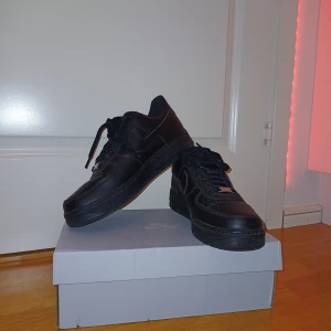 Air force 1 black - Säljer nu dessa air force 1s pga köpt för stor storlek. Endast andvända 1 gång och är i nyskick. Nypris: ca 1300. 49kr i frakt. Priset är fast!😊    