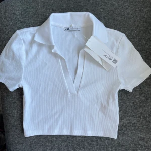 Zara topp - Säljer en helt oanvänd topp från zara som tyvärr är alldeles för liten. Köparen står för frakten!!💗