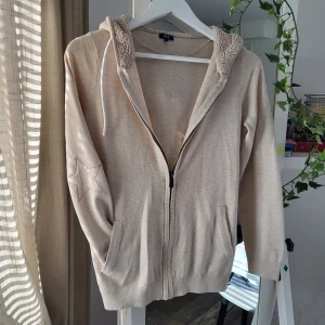 Lurvig kofta beige - Mysigaste koftan🧸 Så himla fin o har bra kvalite, amerikanskt märke men köpt secondhand utomlands! Lurvig luva o stjärnor sydda på armbågarna ✨️sitter som xs