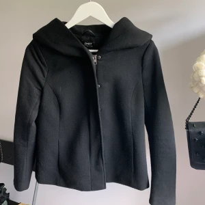 Jackq - Jätte fin jacka till hösten från Only. Nästan oanvänd i storlek S, 300kr plus frakt.