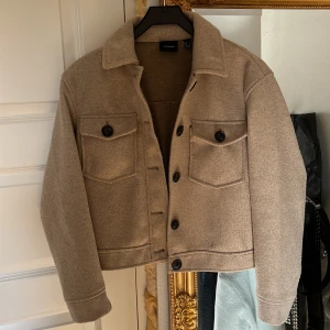 ”Kappa” - Säljer nu denna kappa grejen från Vero moda som jag köpte för ungefär nån månad sen, använd ett par fåtal gånger.