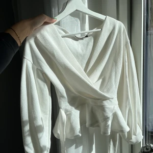 Blus med ballongärmar - Såå fin blus med ballongärmar, går att ha off shoulder och som vanligt