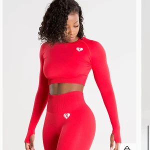 Träningskläder womenbest  - Träningsett från WomenBest i storlek M. Aldrig använt. Men är precis som på bilden och riktigt snygg i färgen, bara inte perfekt storlek för mig. Bra tights med bra täckning. 