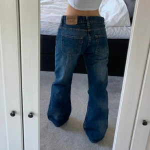 Levis 512 - Snygga lågmidjade Levis 512. Köpt på plick för 700kr. Har sprättat upp längst ner så dom passar runt 171-175. Kan sy upp igen ifall de önskas!  (lånade bilder ifrån förra säljaren)
