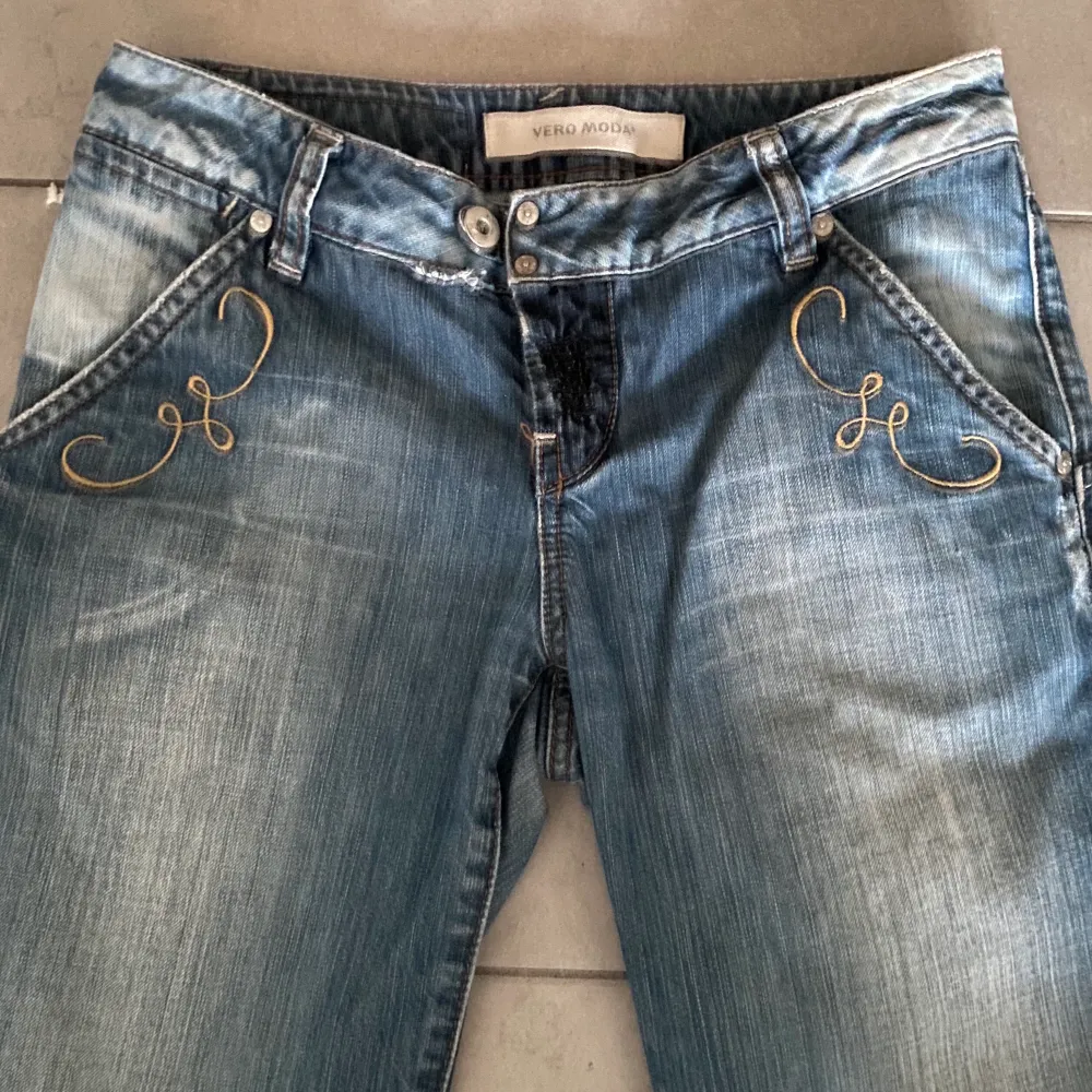 Blåa lågmidjade bootcut jeans. Jättesnygga men är lite för stora för mig :(. Dom är lite slitna längst med, men annars fina. Har ni frågor om fler bilder, mått eller liknande så är det bara att höra av sig🥰 köp direkt för 300. tryck ej på ”köp nu”. Jeans & Byxor.