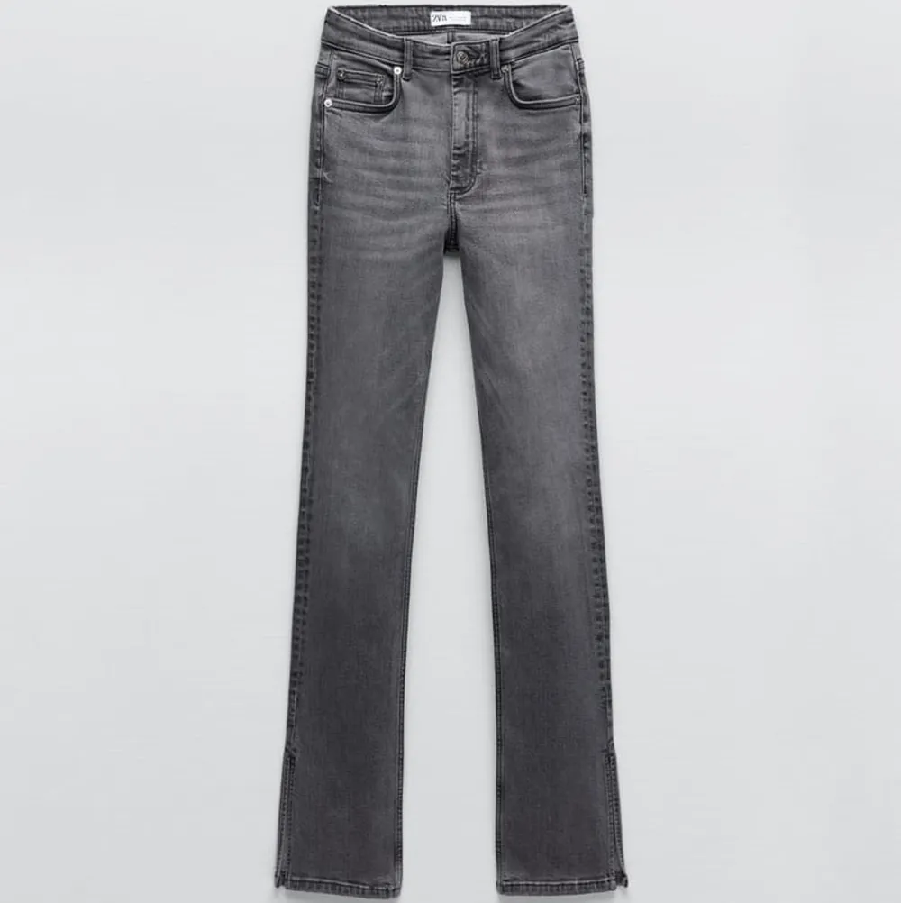 Gråa Zara jeans köpta i somras för 359kr och använda endast 2 gånger,säljer pga att de är förstora för mig! Storlek 42 . Jeans & Byxor.