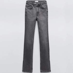 Gråa Zara jeans köpta i somras för 359kr och använda endast 2 gånger,säljer pga att de är förstora för mig! Storlek 42 