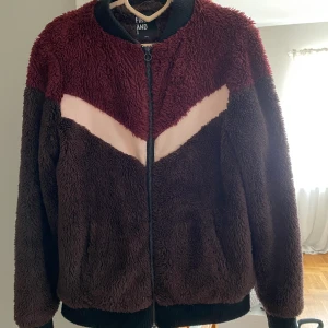 Jacka  - Lurvig jacka i fint skick. Storlek S