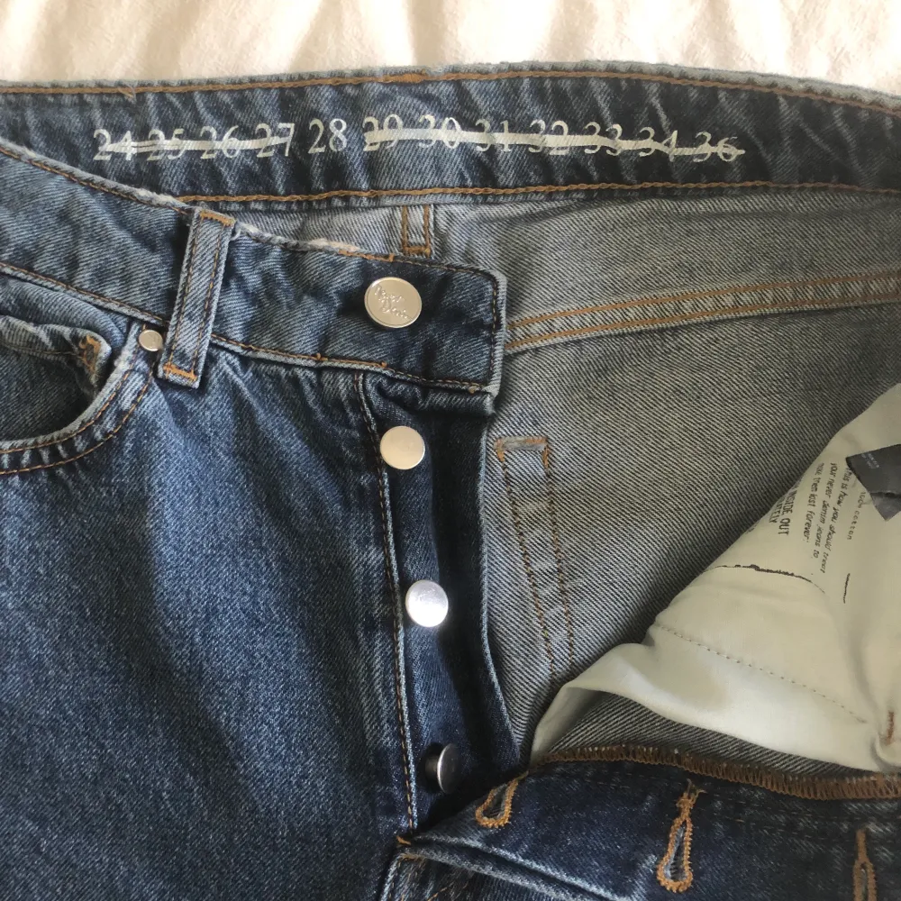 Säljer dessa jeans från bok bok då den inte längre kommer till användning, köptes förra hösten och är bara använda några få gånger( väldigt bra skick) strl 28, sitter väldigt oversized på mig som är 168 cm.. samt vida och långa ben, frakt ingår i priset!💓. Jeans & Byxor.