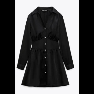 Glansig miniklänning  - Långärmad glansig miniklänning från Zara.  Jättefin men tyvärr aldrig använt pga fel storlek, så prislappen hänger fortfarande kvar 🫶🏻  Kan mötas upp i Stockholm vid överenskommelse 