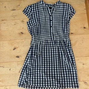 Dorothy Perkins Klänning - Jättefin blårutig klänning från Dorothy Perkins i bra skick! Gjord i 100% bomull. Knäppning upptill syns i bild 2🫶🏼 Storlek 34, vilket motsvarar xs. 120kr inklusive frakt<3