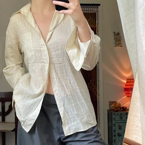 Rutig skjorta - Luftig, lite genomskinlig skjorta i en underbar ljusgul nyans, från 70-talet🧡 bra skick! 