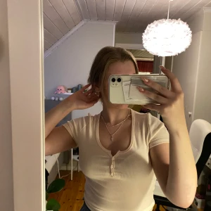 Topp från Gina Tricot strl S - Supergullig topp från Gina Tricot💗den är ljusrosa men ser lite beige ut på bilden!!💗 inte riktigt min stil längre men tycker den är i väldigt fint skick💗 90kr men priset kan absolut diskuteras💗 köparen står för frakten💗