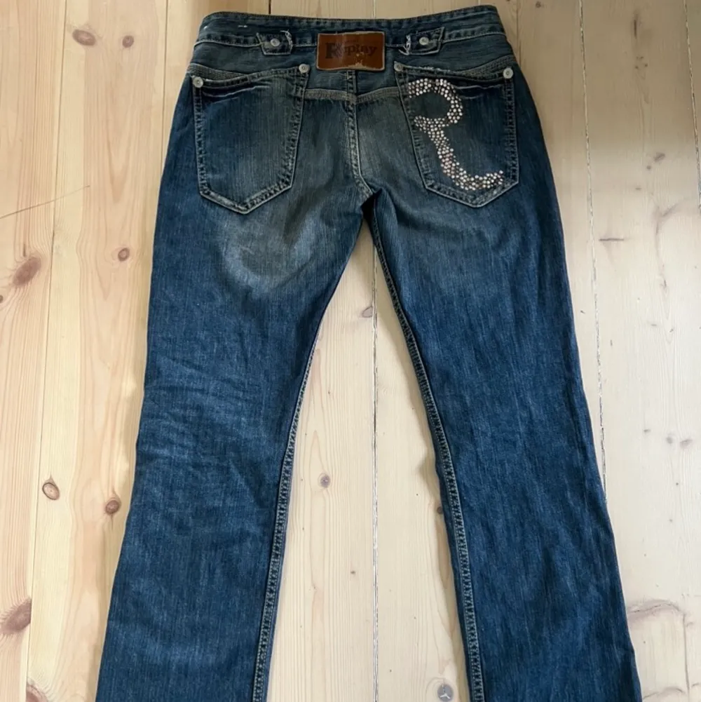 Världens snyggaste lågmidjade jeans från replay. Säljer endast vid bra bud 🥰 . Jeans & Byxor.