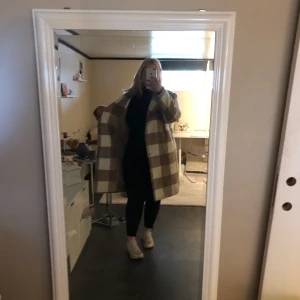 Kappa - En otroligt fin kappa ifrån Gina tricot i stl:M. Använd några gånger men fortfarande i jätte fint kvalite. Den är vit och mörk beig 