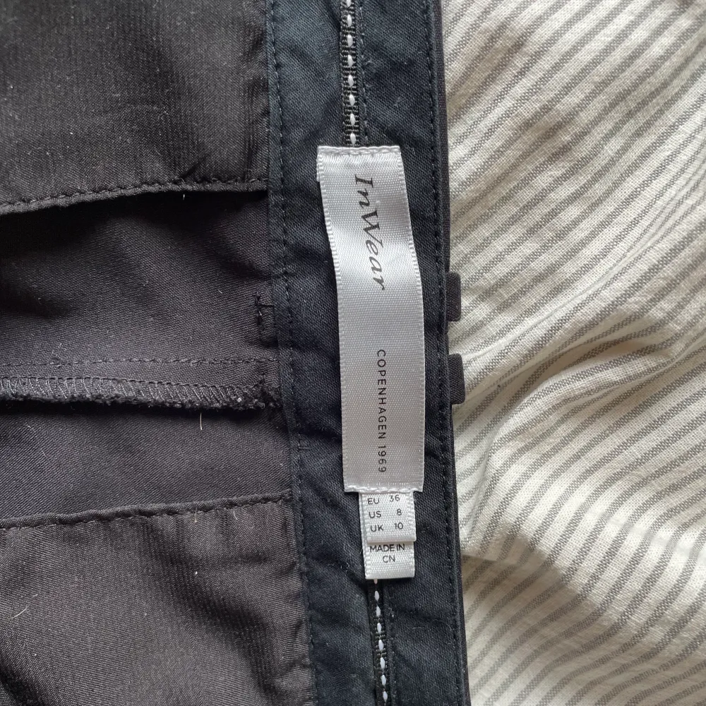 Svarta kostymbyxor från märket inwear. Nypris 1000kr. Jag är 163 cm lång. . Farkut & Housut.