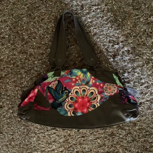 desigual väska - den är helt ny så i jättebra skick och väldigt fina färger 