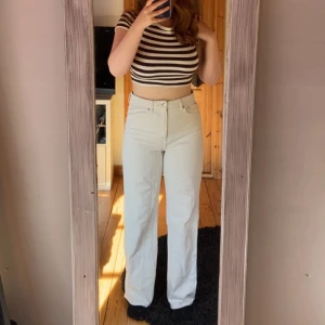 Ljusa jeans  - Jättefina ljus-beiga jeans från GinaTricot i storlek 40, använda ett fåtal gånger, köpta för ca 500kr säljer för att de tyvärr inte passar mig så bra längre, kan mötas upp i Karlskrona annars står köparen för frakten, skriv vid fler bilder eller frågor🫶🏻 