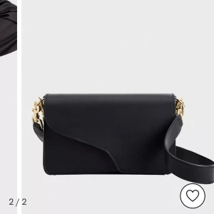 ATP atelier assisi väska  - Säljer min helt nya ATP atelier baguetteväska i svart. Äkta. Nypris 4500. Modell: assisi.Dustbag medföljer. Kan såklart skicka fler bilder privat. Ett långt och kort band så man kan välja hur man vill ha den. Säljer endast för ett bra pris. 🤍🤍