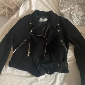 Jacka - Jacka från Nly trend.  Köpt för kanske 3 år sedan men snålt använd. Den ser ut att va så gott som ny inprincip.  Den har ett litet hål innuti jackan vid typ ryggen/axeln (som absolut inte syns eller känns)  I mocka imitation!