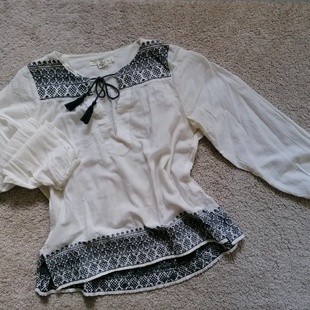 Bohemian off-white cotton blouse with grey embroidery. Can be worn oversized. . Toppar.