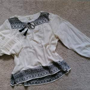 Bohemian off-white cotton blouse with grey embroidery. Can be worn oversized. 
