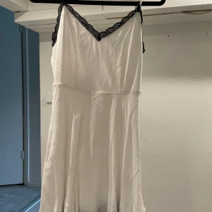 Klänning - Otroligt söt klänning från forever21, vit med spetsdetaljer