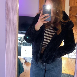 Fluffig jacka  - supermysig jacka som jag har köpt här på plick, säljer endast då den inte passar över min byst, jackan är från VERO MODA och är i storlek M, den har fickor, luva och stängs med knappar, säljer för 90kr + frakt, skriv vid frågor🫶🏻