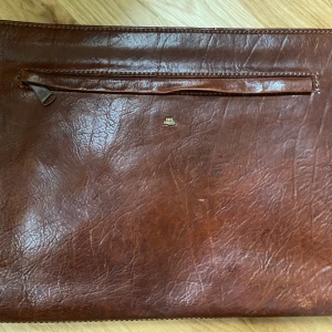 The Bridge laptop väska  - Vintage laptop väska från The Bridge. Otroligt många fack i för den som vill organisera och få plats med mer än en dator.