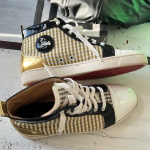 Christian Louboutin  - Hej!  Säljer nu mina fina Christian Louboutin skor som jag köpte för ungefär 1 år sedan! Köpt dom av en vän då jag tyvärr inte har kvitto eller box osv men kan garantera att den är äkta! Köpte dom för 10000kr säljer nu för 2500kr! Pris kan diskuteras.