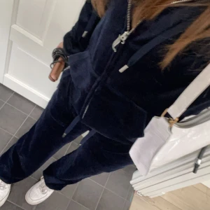 Juicy couture  - Byxorna sålda så tröjan finns bara kvar, jätte bra skick o inga defekter oså❤️pris kan diskuteras, vill gärna bli av med den❤️