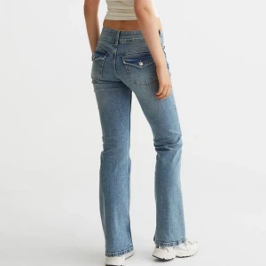 Lågmidjade jeans  - Lågmidjade jeans från H&M med snygga fickor där bak. Säljer då dem inte används. Slutsålda i nästan alla storlekar.  Första och sista bilden är ifrån deras hemsida, hör av er vid frågor och/ eller för fler bilder 😊 !bud på 190 kr!