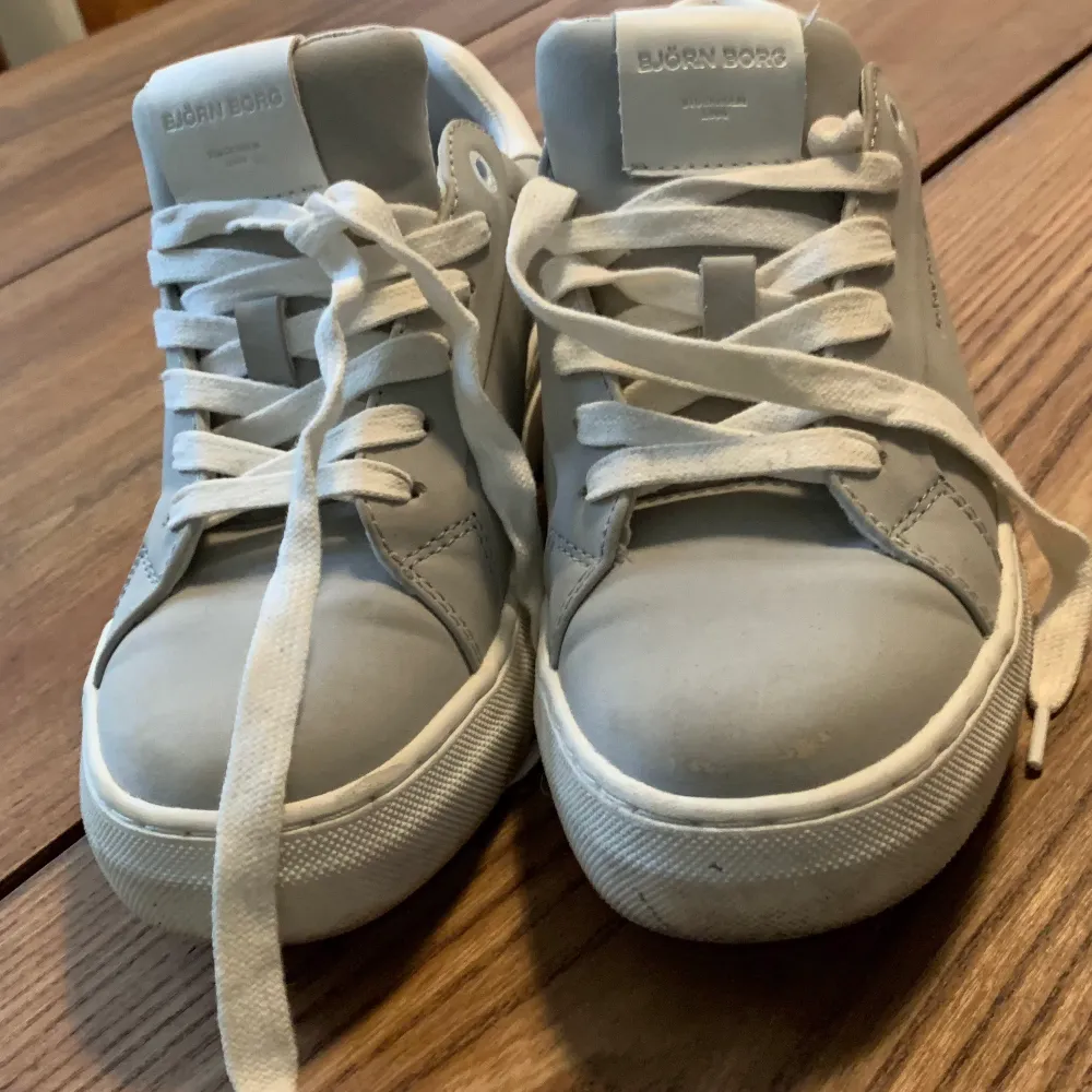 Använda Max 1 dag Den är som nya du kan till och med känna doften av nya skor utav de. 👞 Det är storlek 37. Passar både tjejer och killar. Säljes billigt vid snabbaffär. 🫣 Jag kan även skicka de för 45:- extra. . Kengät.