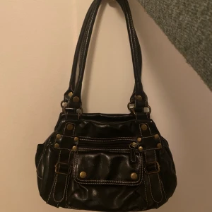 svart mindre väska - Väska i det mindre formatet. För mig kommer den inte till användning så hoppas att någon annan får användning av den!! köparen står för frakten som ligger runt 30kr 😊😊😊