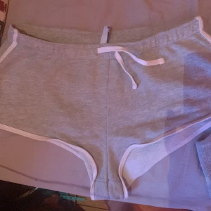 Shorts - Gråa shorts i jätte bra skick. 