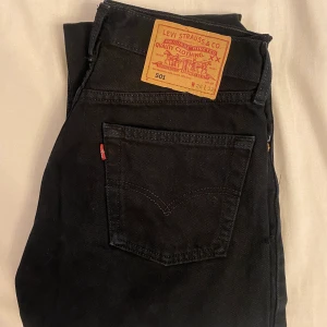 Levis jeans - Svarta 501 Levis, står att den är storlek w28 l32, jag skulle säga dem är ner som ett par storlek xs kanske till och med xxs och jag är 172cm och vanligtvis en s som referens