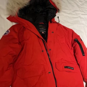 Canada goose jacka - Riktigt varm och skön vinter jacka Ny pris: 12,000kr  Pris kan diskuteras vid snabb affär👍