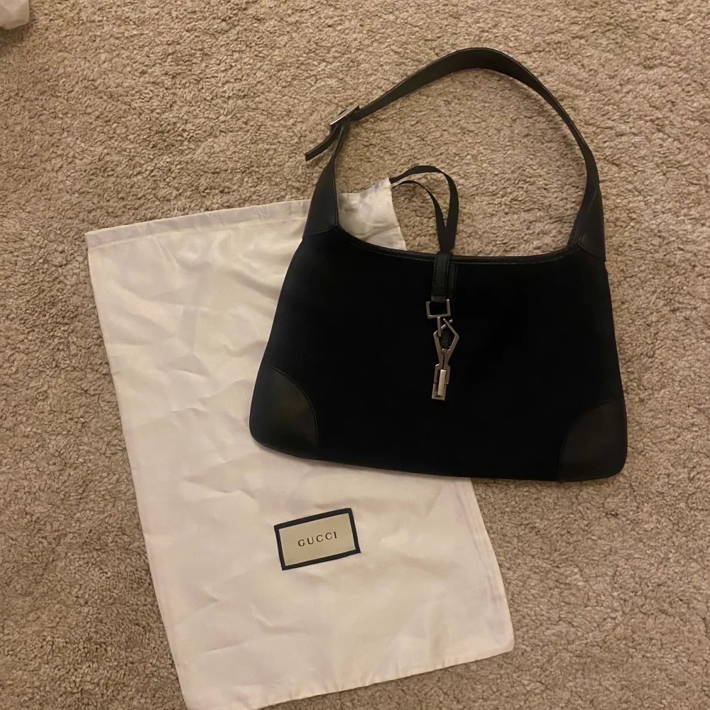 Vintage Gucci Jackie-väska i svart med svart monogram och silverdetaljer. Som ny, inget tecken på användning finns. Inköpt på grailed. Dustbag medföljes, identifikationsnummer se bild.. Väskor.