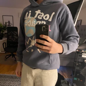 Lost in space  - -Säljer denna för att den var för liten -Detta är en L men en liten så passar bra till någon som har M -Rikigt bra passform -Jätte skönt matrial