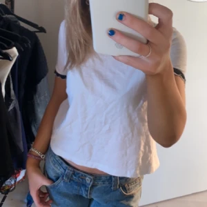 Zara t-shirt - T-shirt från Zara med fina detaljer på ärmarna!