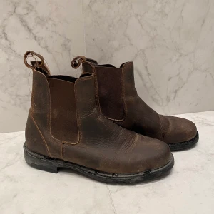 Ridskor - Ridskor för användning under sommar, fungerar även under vår/höst🐎. Storlek 38/ EU 5.   Lite slitna men bra kvalite, lätta att ta på sig. 