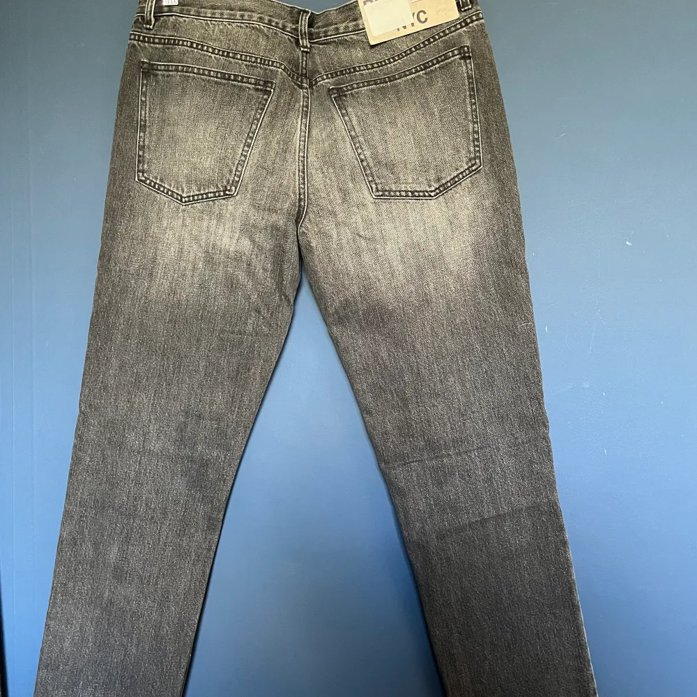 Helt nya med lappar kvar. Låga jeans och ”tapered” . Jeans & Byxor.