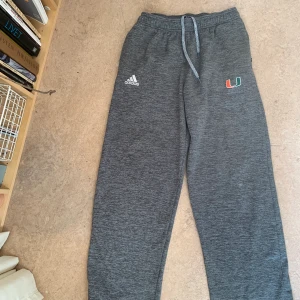 Adidas climawarm mjukisbyxor - Raka mjukisbyxor i fett bra kvalitet med lite fodrad insida. Sjukt varma så perfekt till vintern. Storlek M men sitter som L